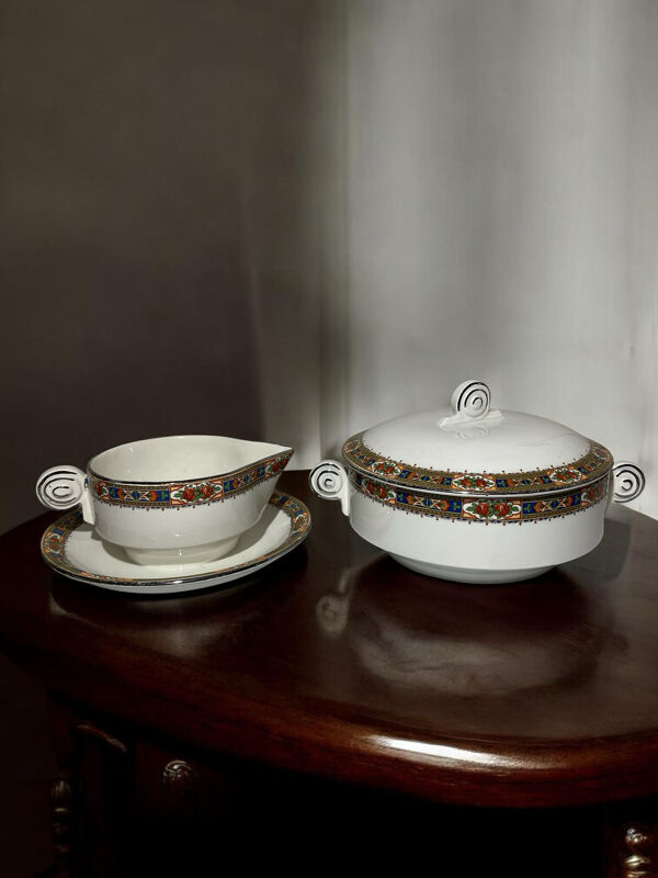 Ensemble ancien en faïence d’Onnaing – légumier couvert et saucière –
