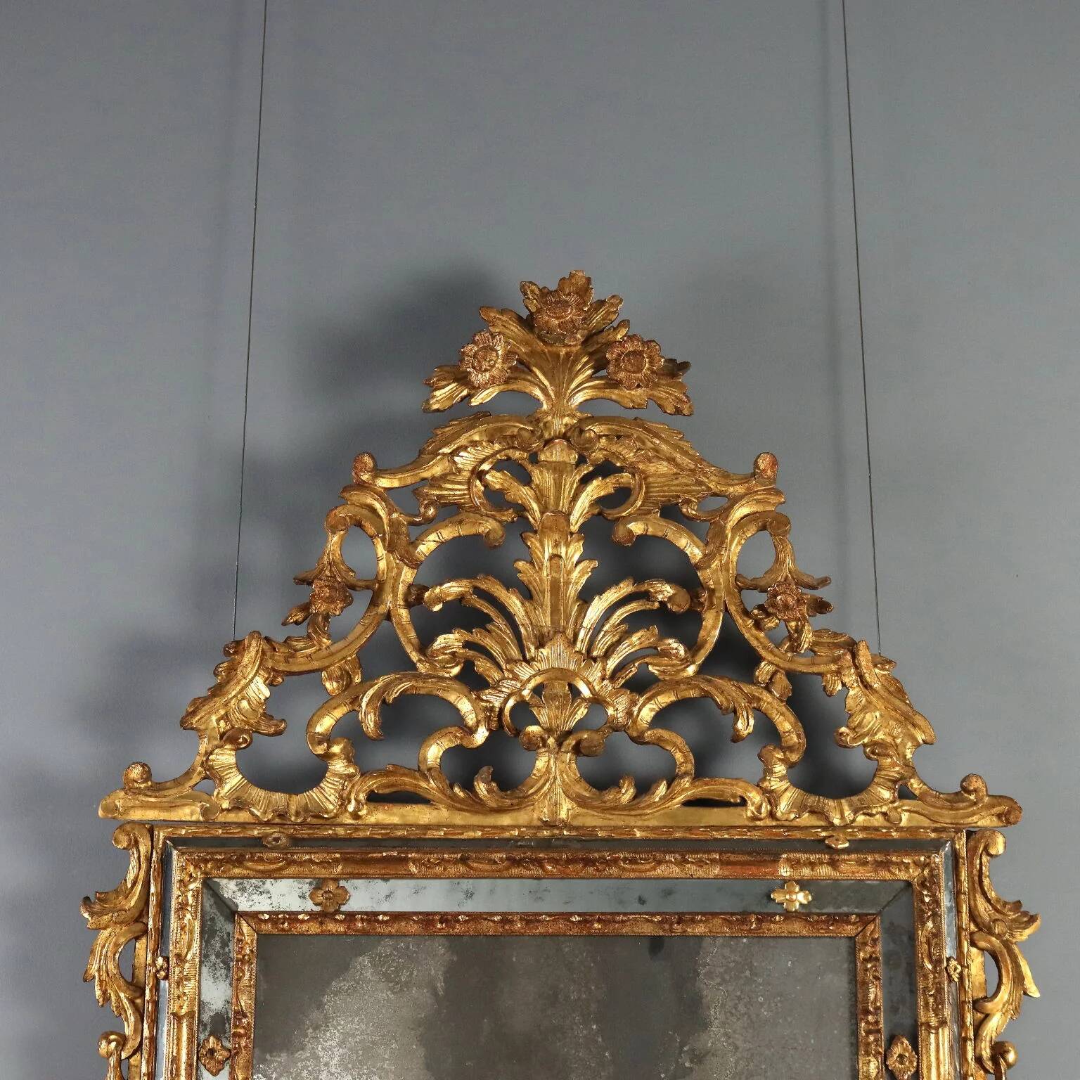 Antique mirror in gilded lime wood, Baroque sculptures, 18th century