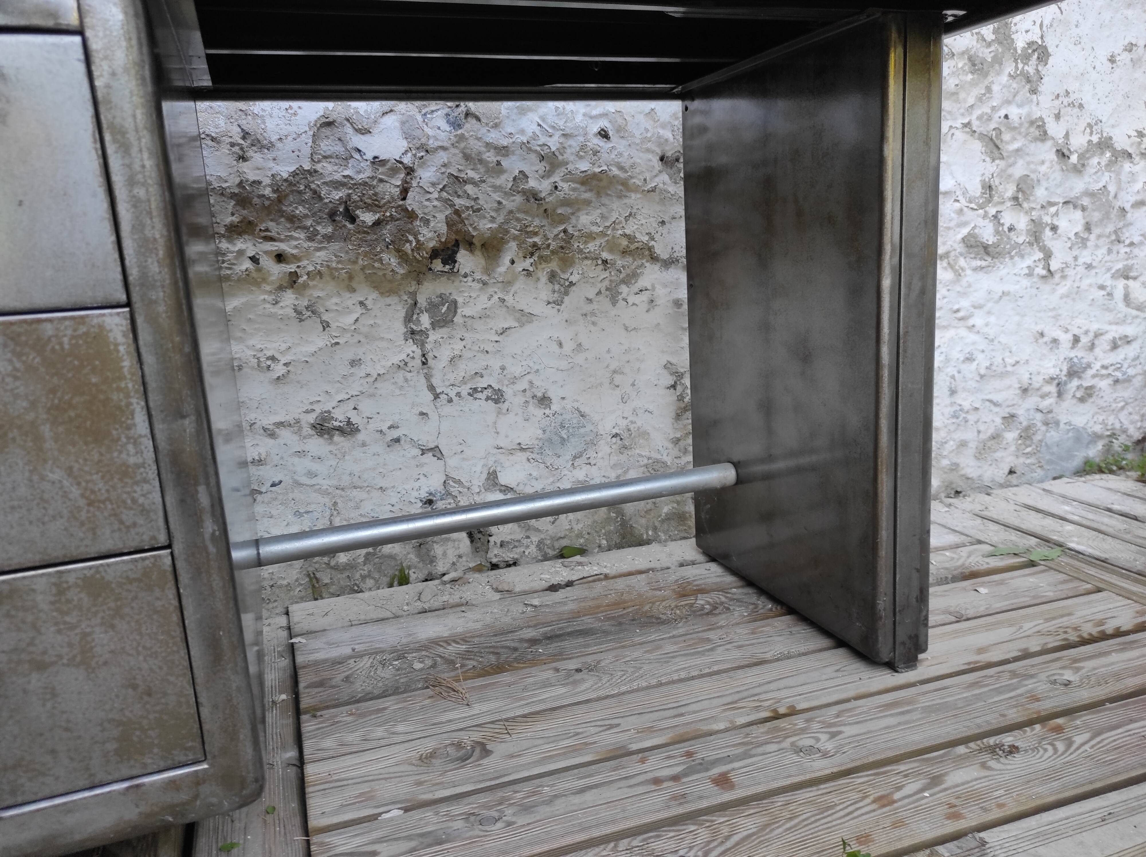 Strafor desk in brushed metal