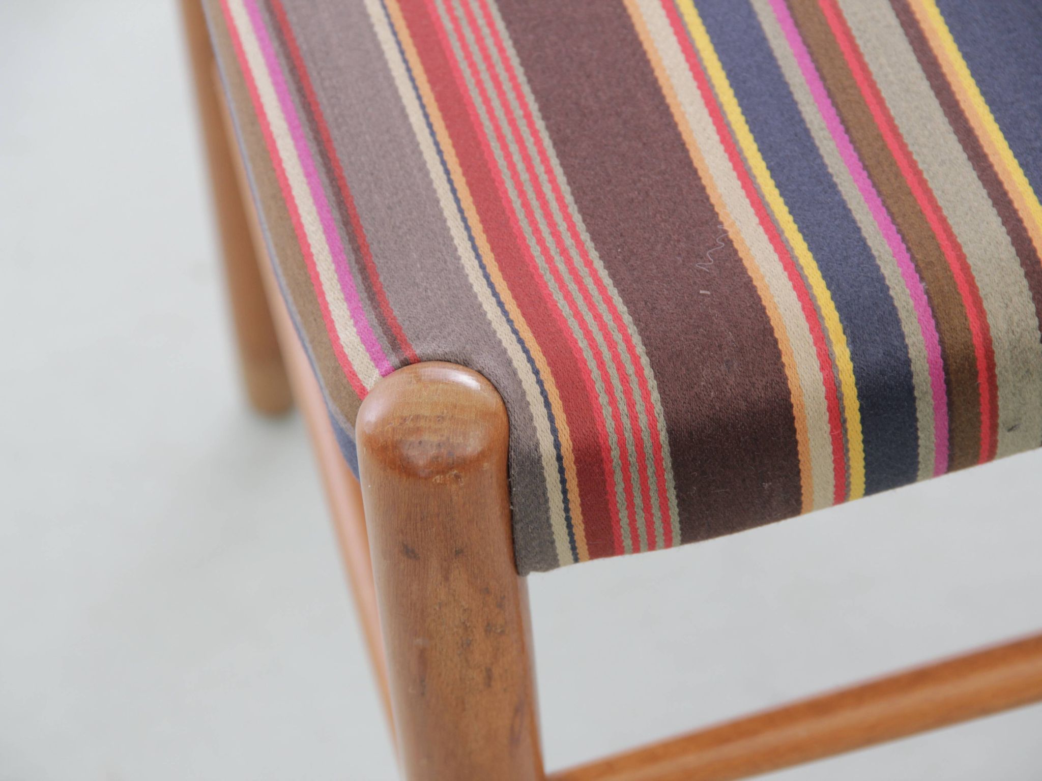 Suite de 4 chaises scandinave de Yngve Ekstrom, tissu Paul Smith
