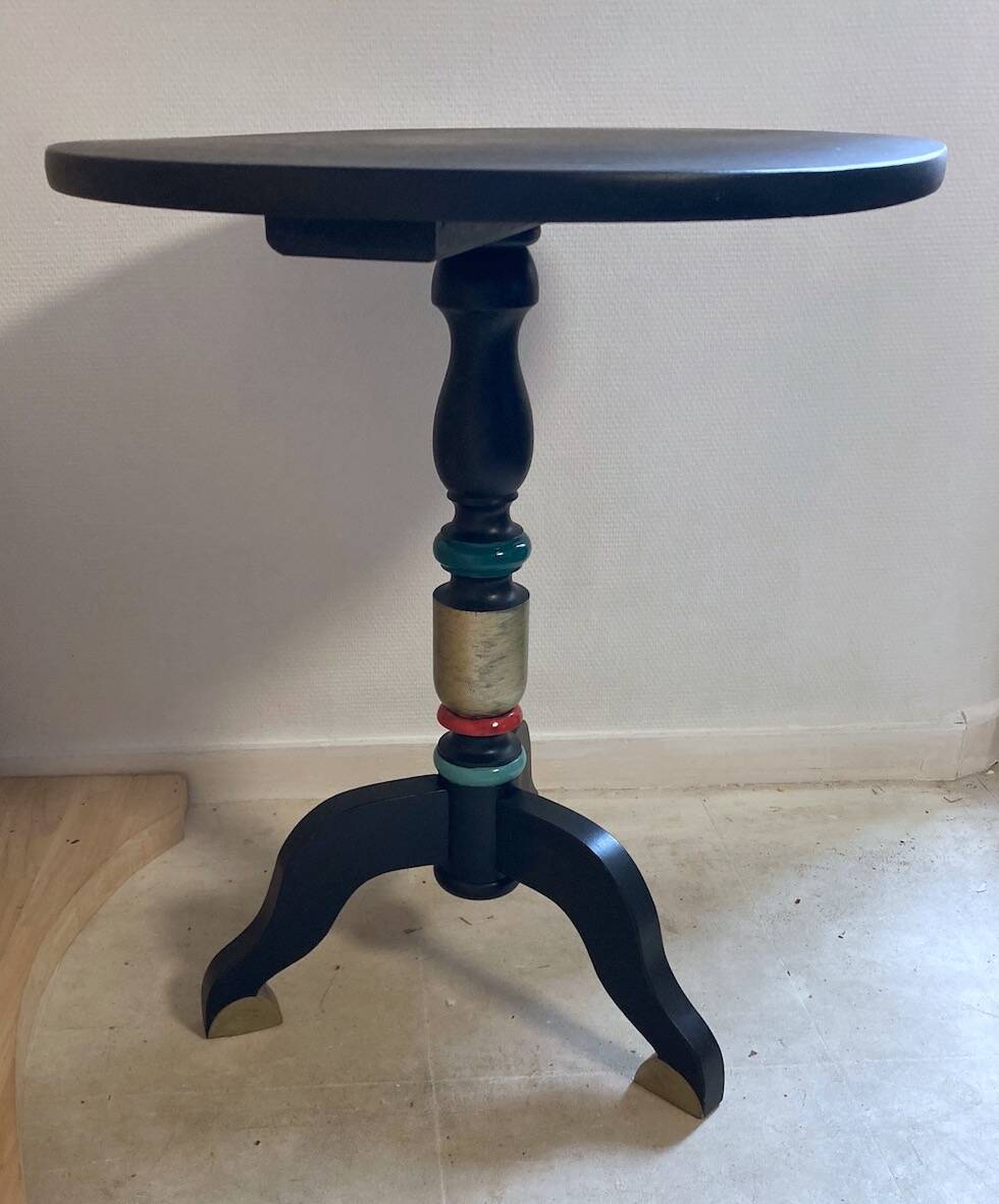Turned wooden pedestal table