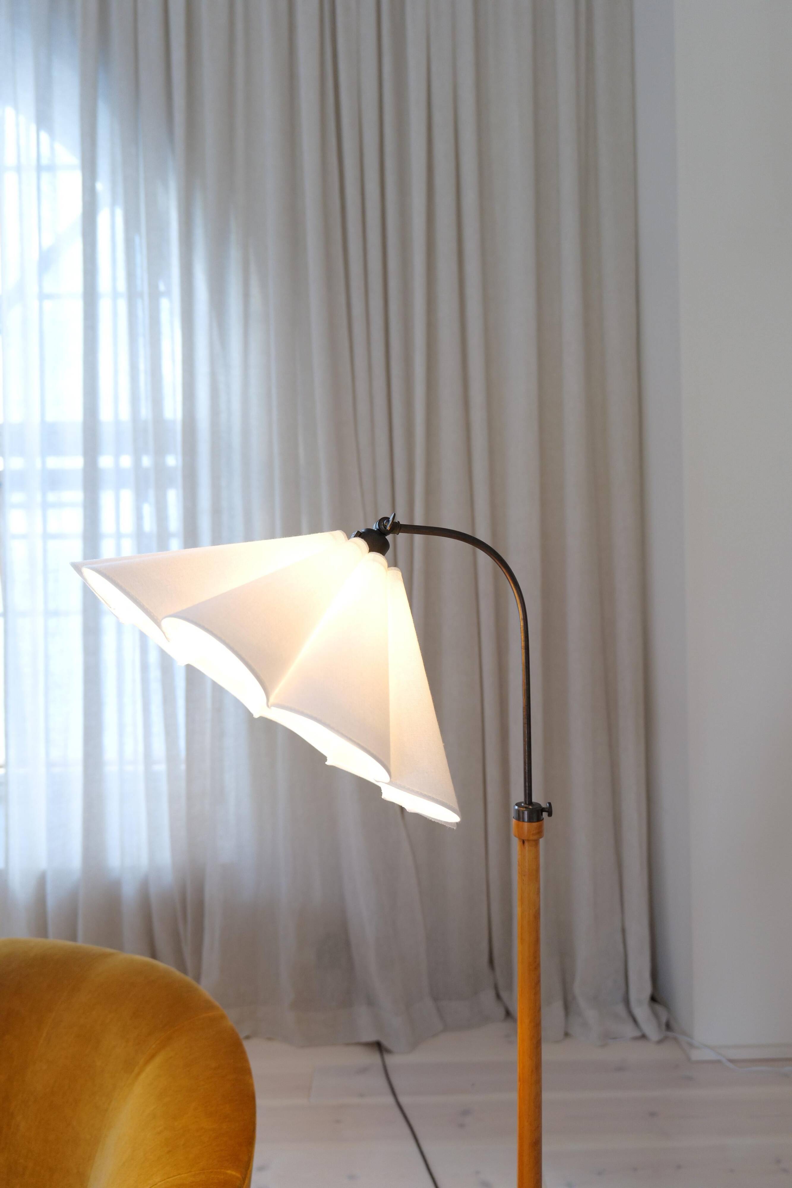 Organic Art Deco floor lamp in stained birch, Sweden, 1930s.