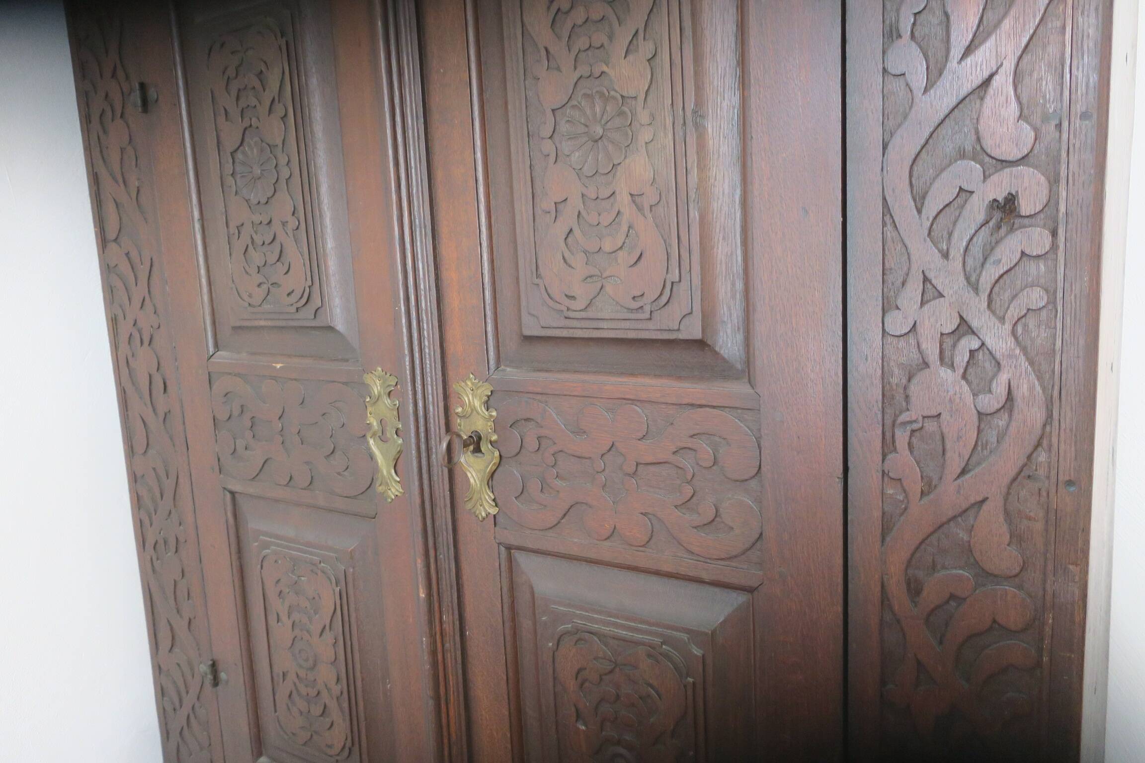 Armoire de ferme en chêne sculpté antique, 1780
