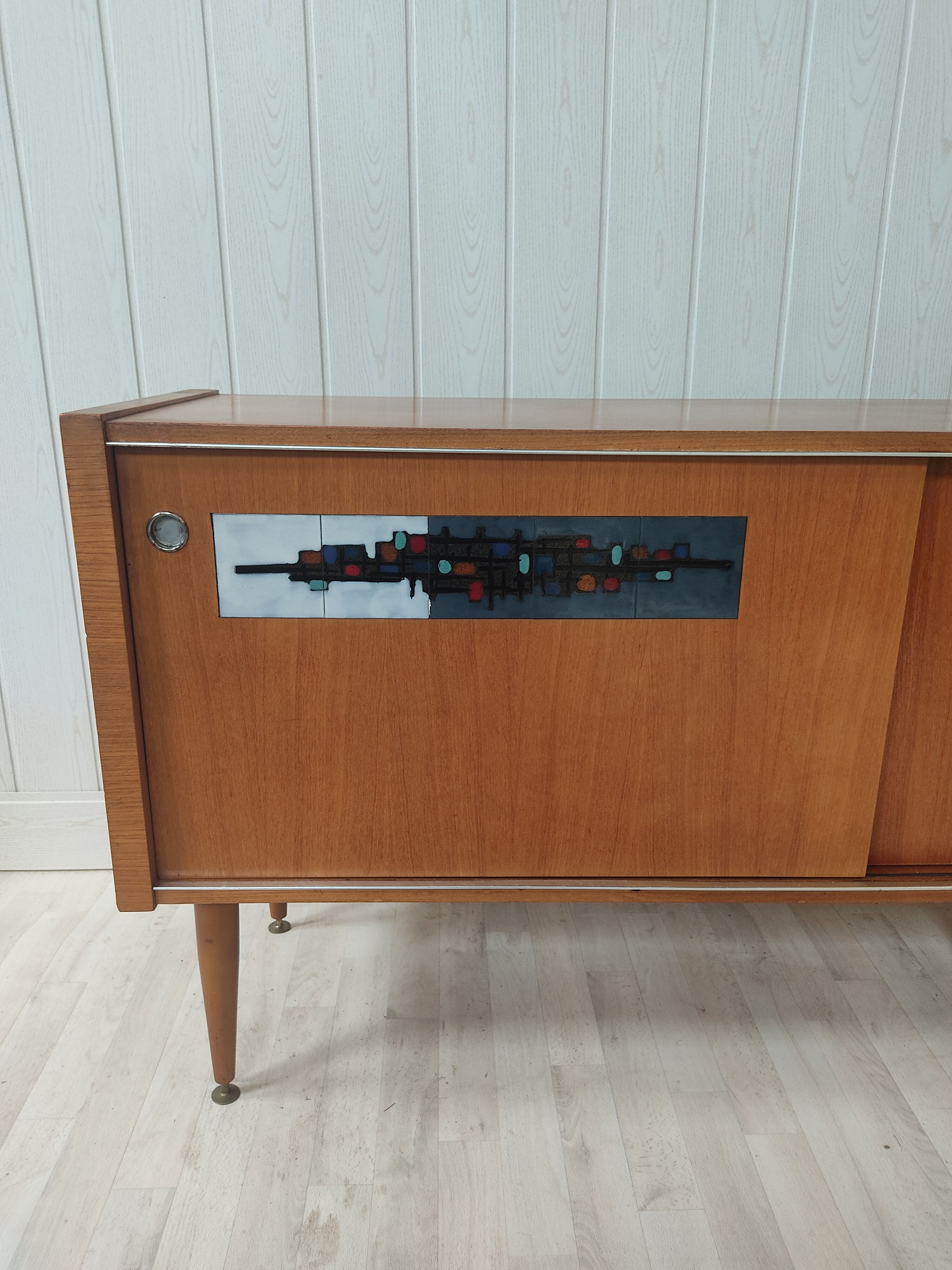 Vintage teak and ceramic décor