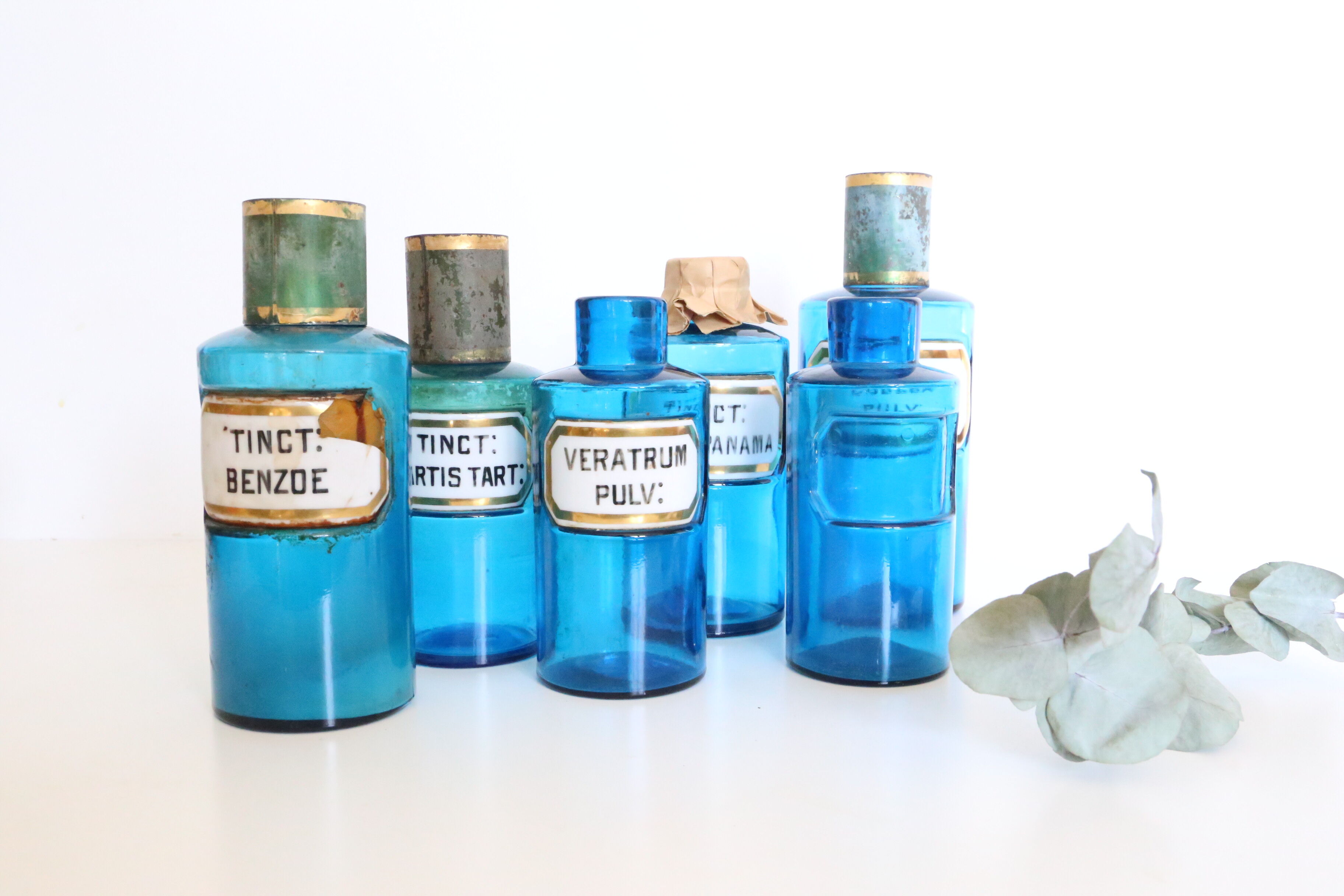 Flacon de pharmacie fin XIxème, rare, en verre bleu et étiquette de porcelaine, antiquité, vintage