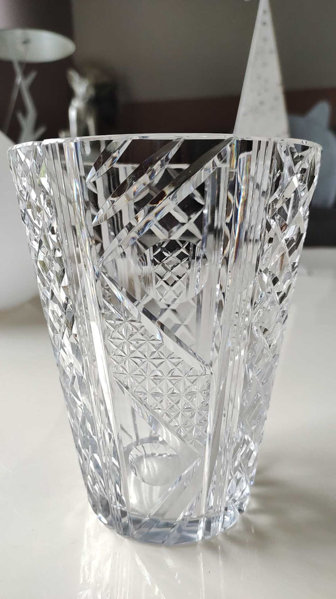 Vintage vase with flared neck in cut crystal - Decorated with geometric patterns / diamond braces