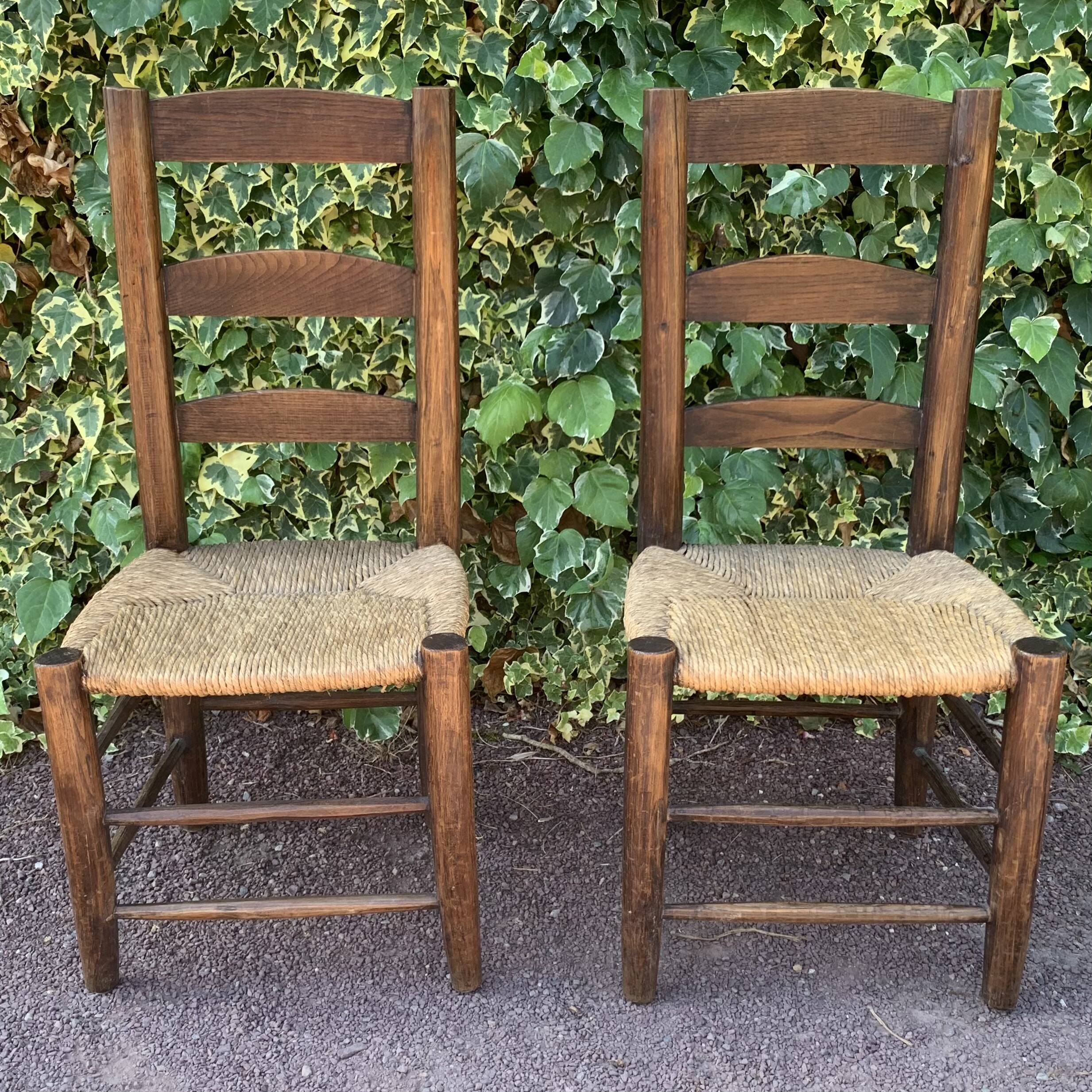 Paire de chaises paillées artisanales en chêne massif