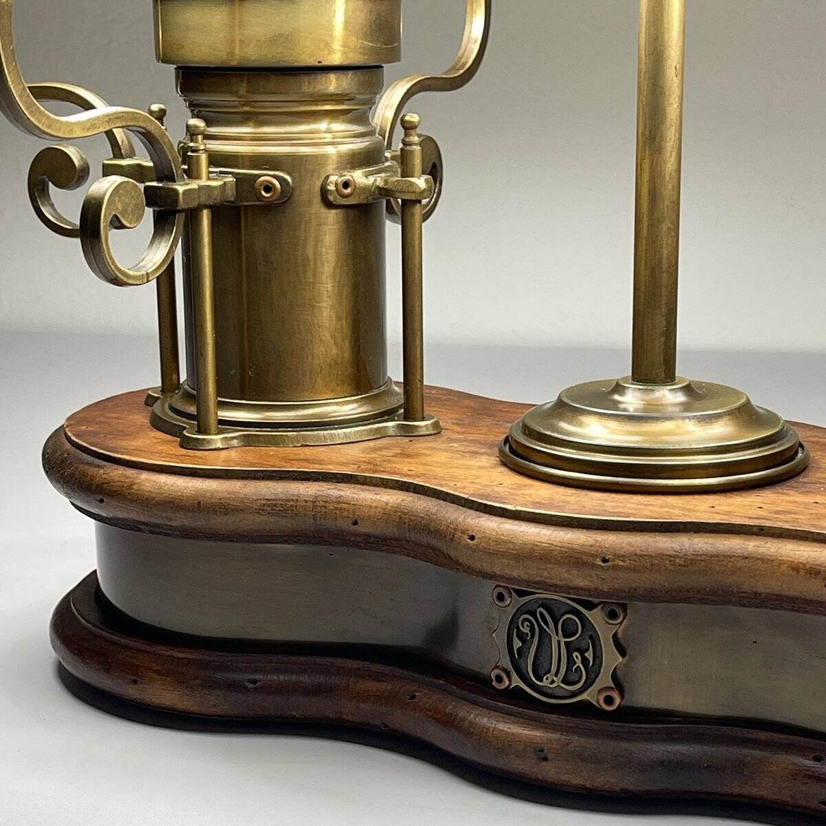 Lampe de table vintage en bois et laiton par Qvist & co, Suède, années 1970