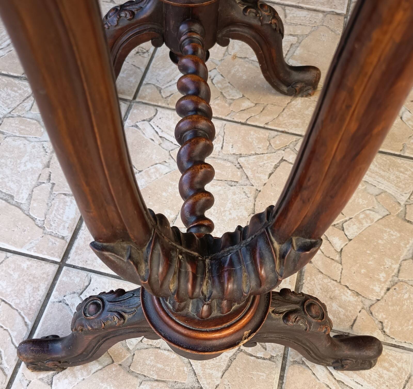 Davenport desk in marquetry walnut, Victorian era.