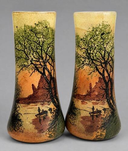 Paire de vases en verre émaillé, à décor finement peint