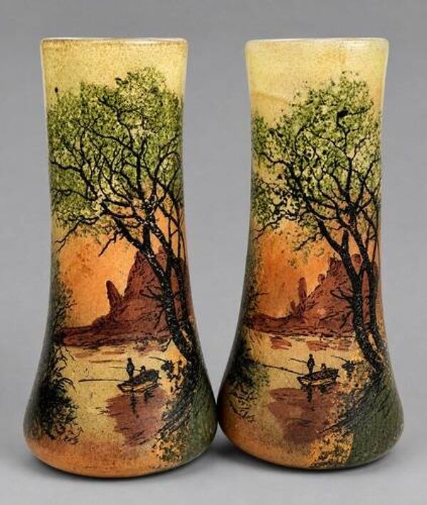 Paire de vases en verre émaillé, à décor finement peint