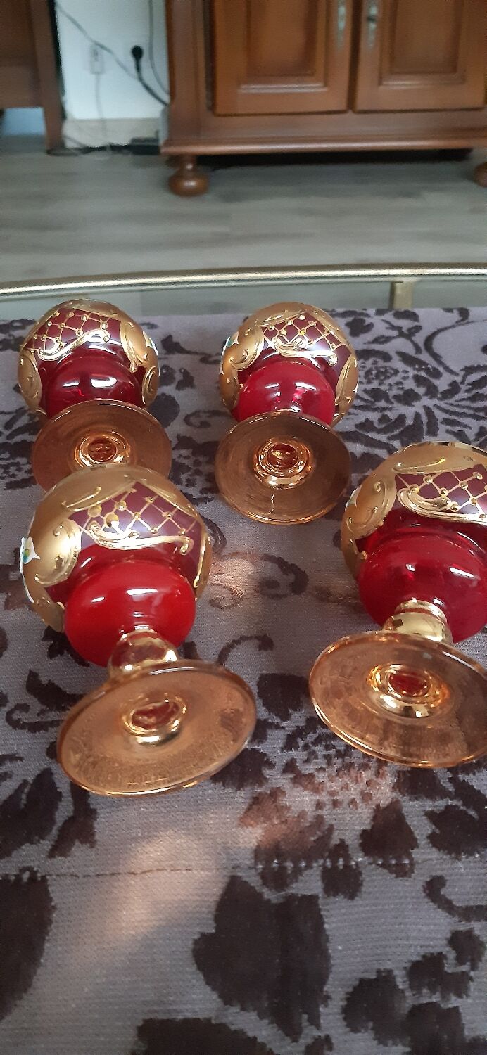 Verres rouges, dorés