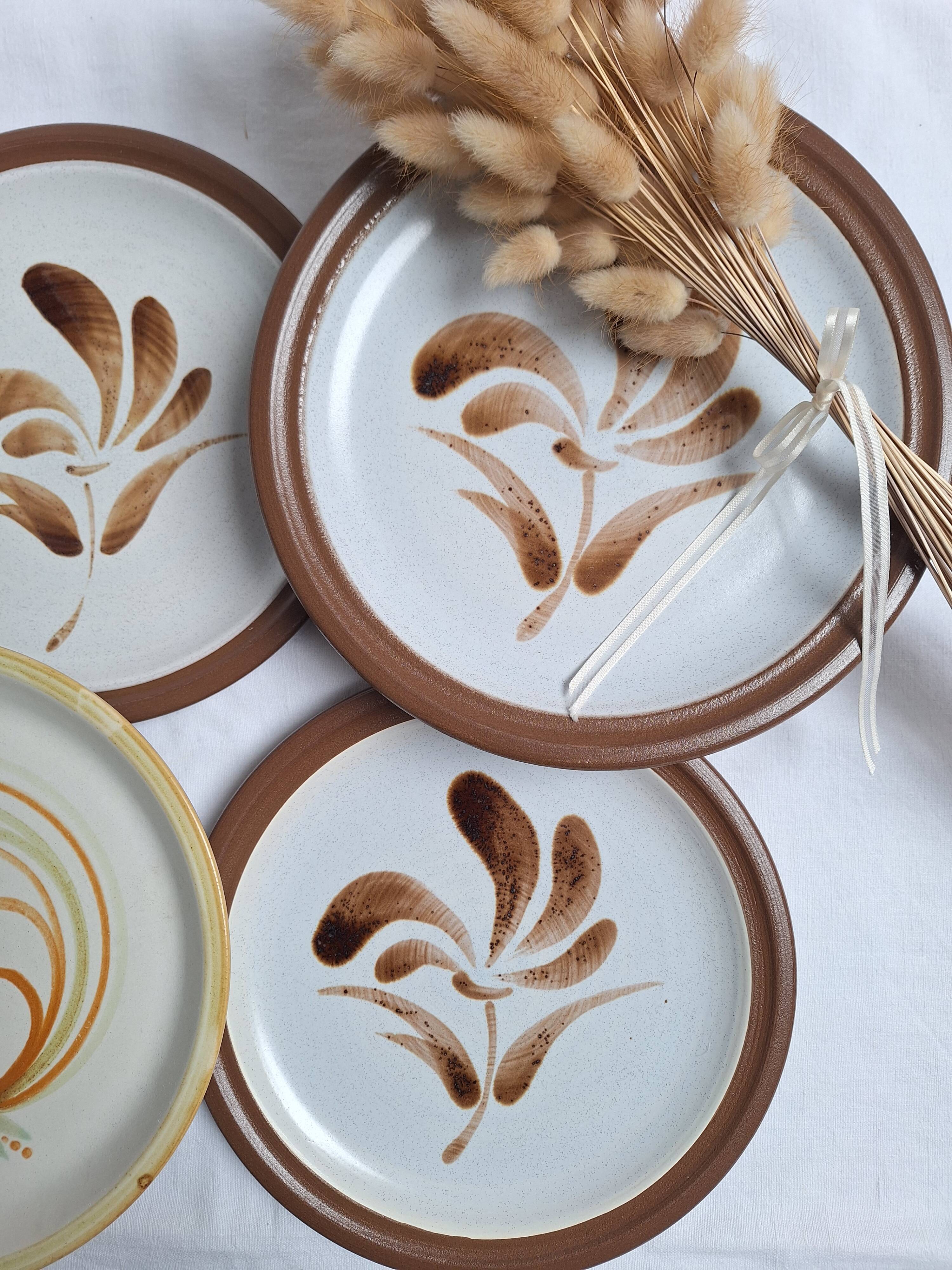 Assiettes plates vintage en grès, décor de fleurs peintes à la main