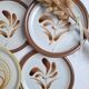 Assiettes plates vintage en grès, décor de fleurs peintes à la main