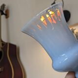Vase en opaline bleue