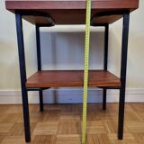 Table d'appoint en bois de placage et structure en métal vintage à deux plateaux