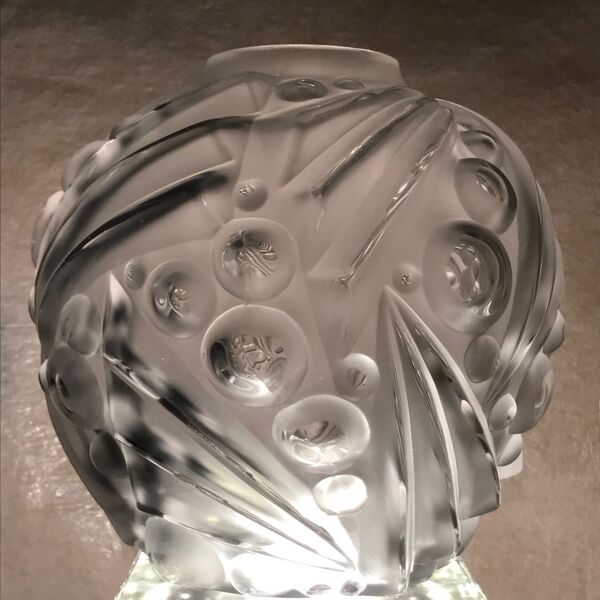 Vase en verre soufflé-moulé Art Déco signé Degué