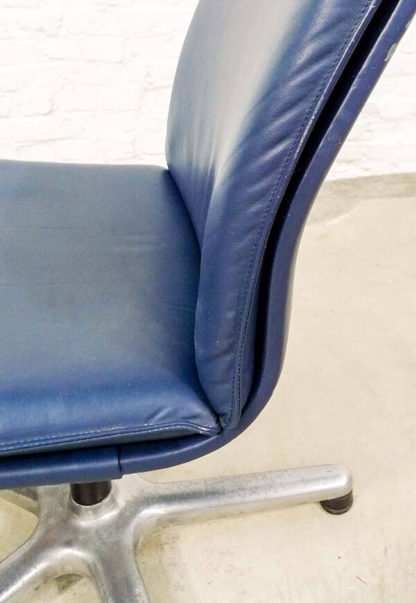 Fauteuil de direction Sitag en cuir bleu océan. Suisse, années 1970.
