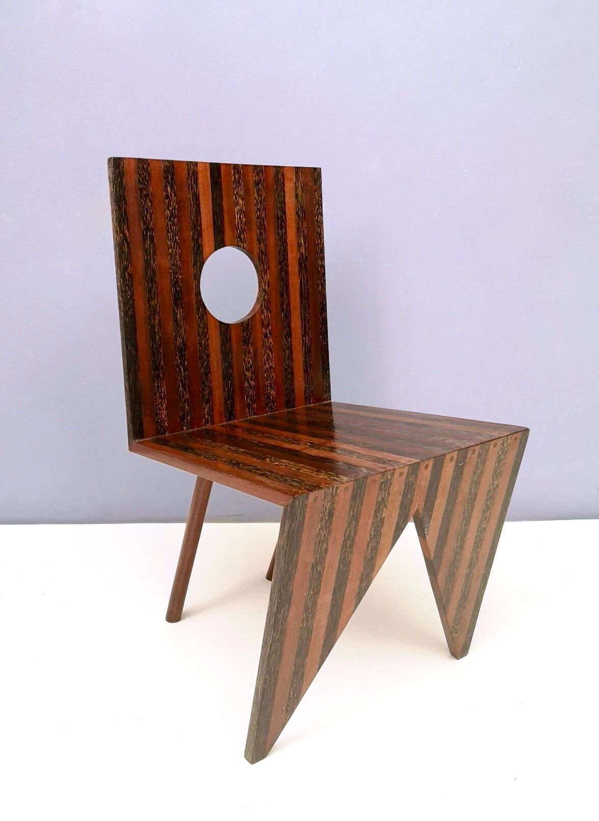 Chaise d’appoint géométrique en hêtre massif et en noyer postmoderne faite à la main, Italie années 1980