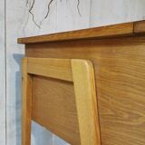 Spindle leg desk
