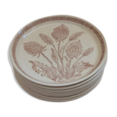 11 assiettes en grès beige