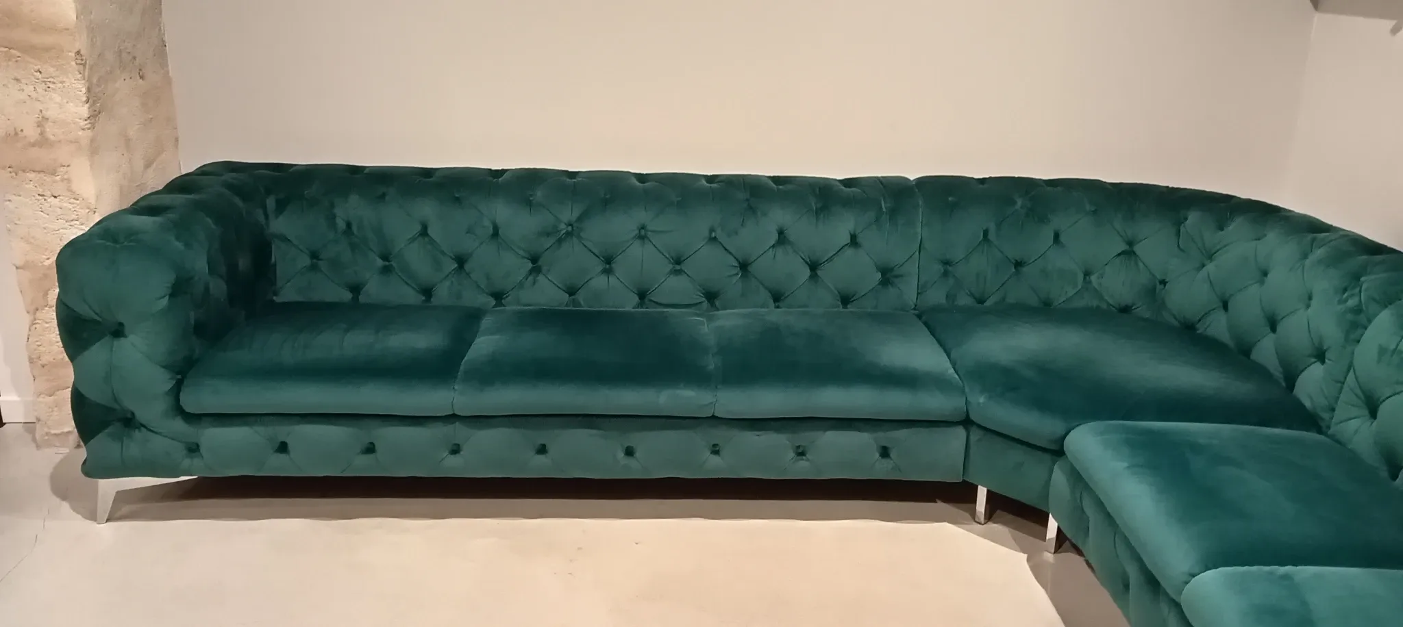 Emerald green velvet Chesterfield corner sofa, 6 seats