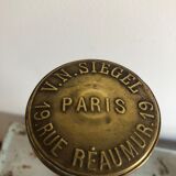 V.N Siegel Paris old hat-wearing display