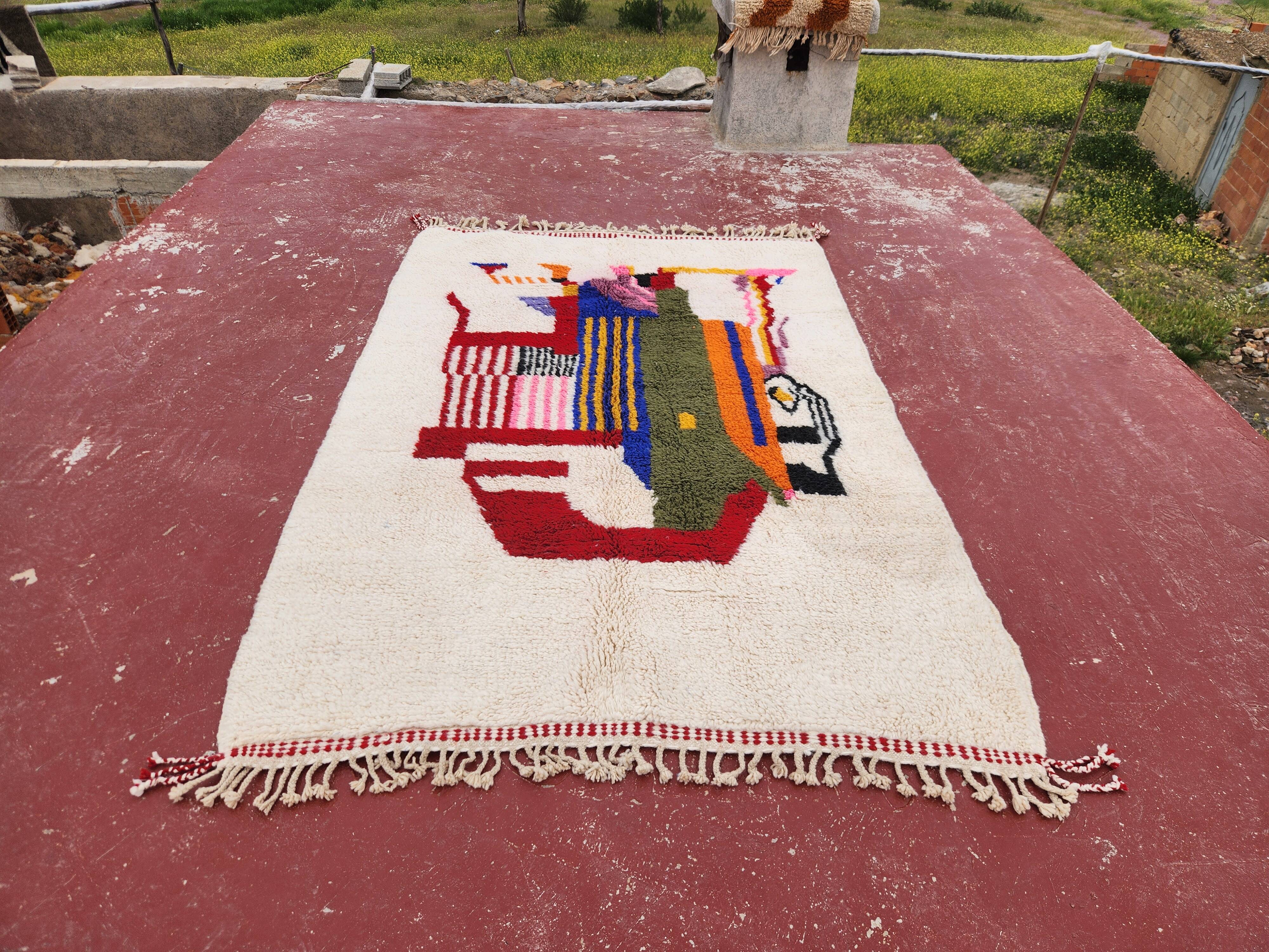 Tapis berbère artistique 243x156 cm – Laine écrue & motifs abstraits coloré
