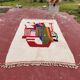 Tapis berbère artistique 243x156 cm – Laine écrue & motifs abstraits coloré
