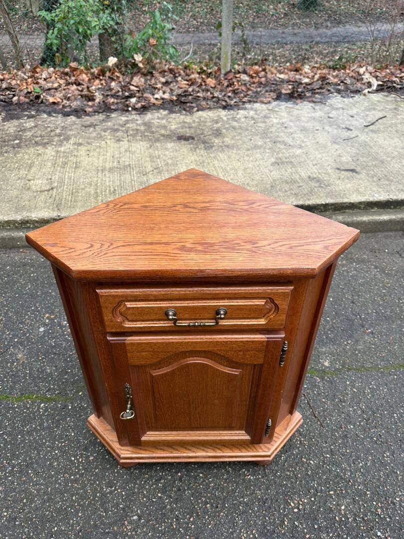 Wooden corner TV cabinet in solid wood, Louis XIV style.