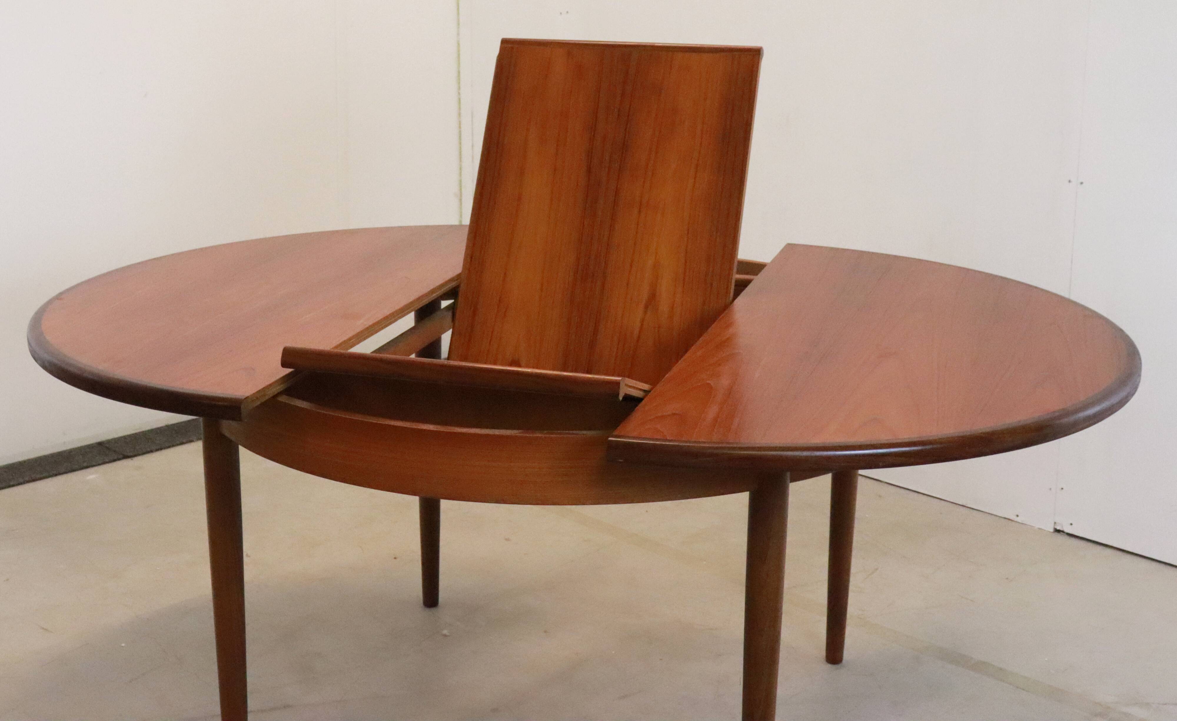 Round G-Plan vintage dining table extendable 'Prestwich'