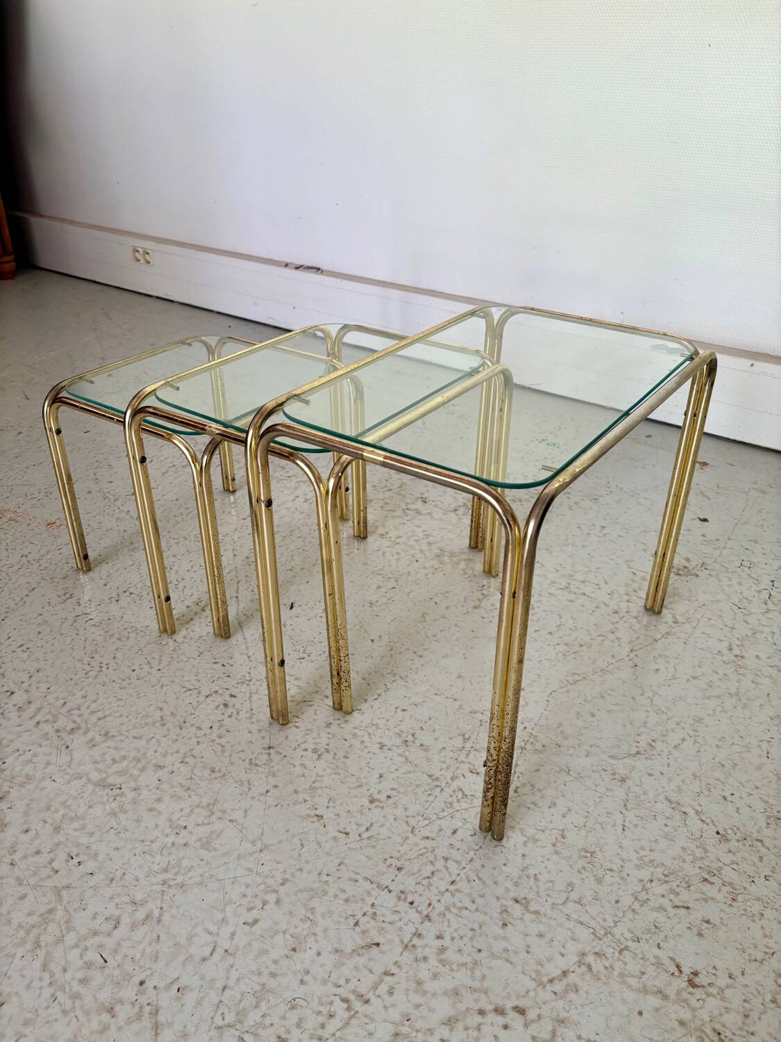 Vintage nesting tables in brass and glass from the 70s – set of 3