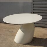 Table à manger en résine laquée