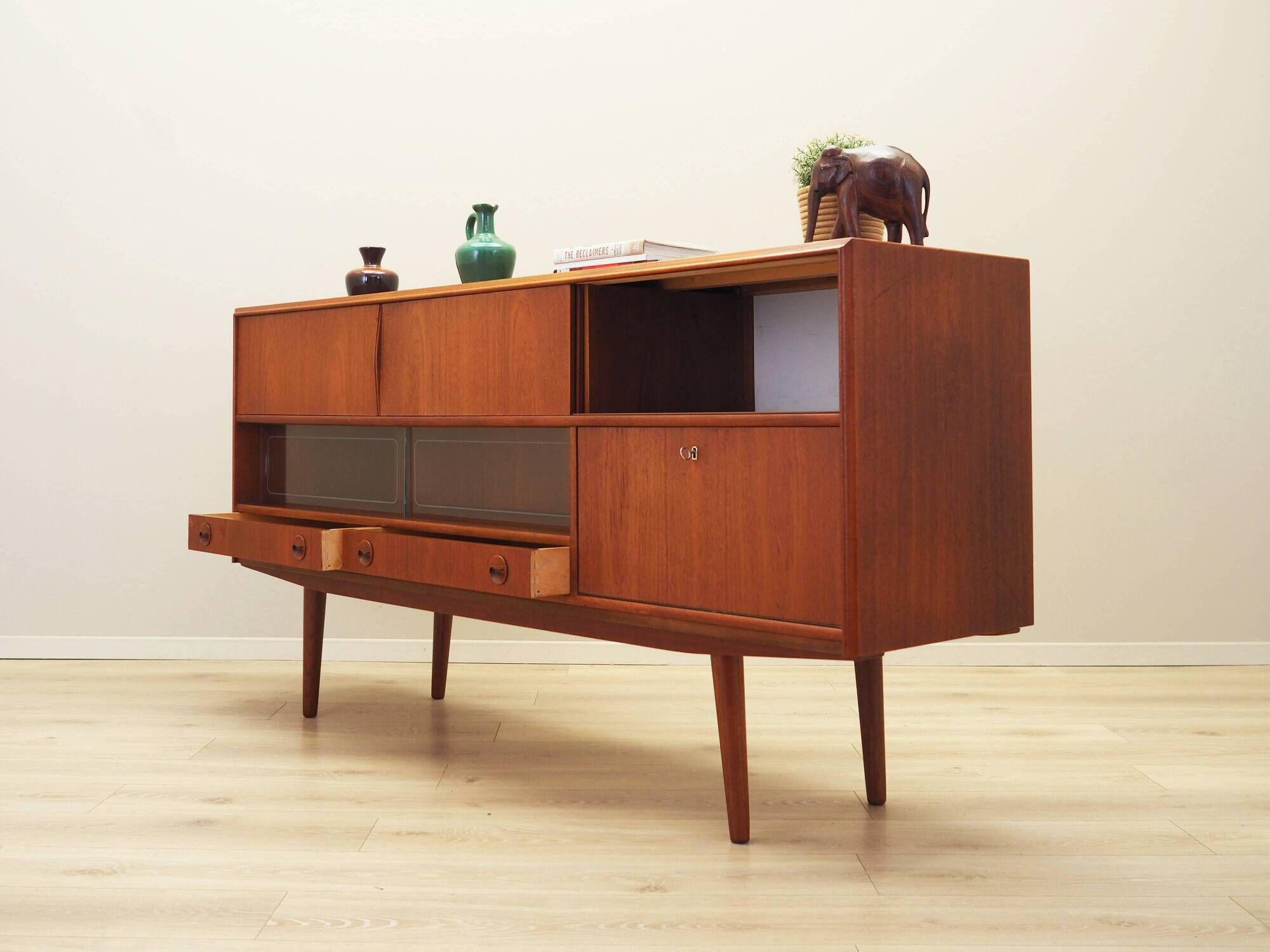Buffet haut en teck, design danois, années 1970, production : Danemark