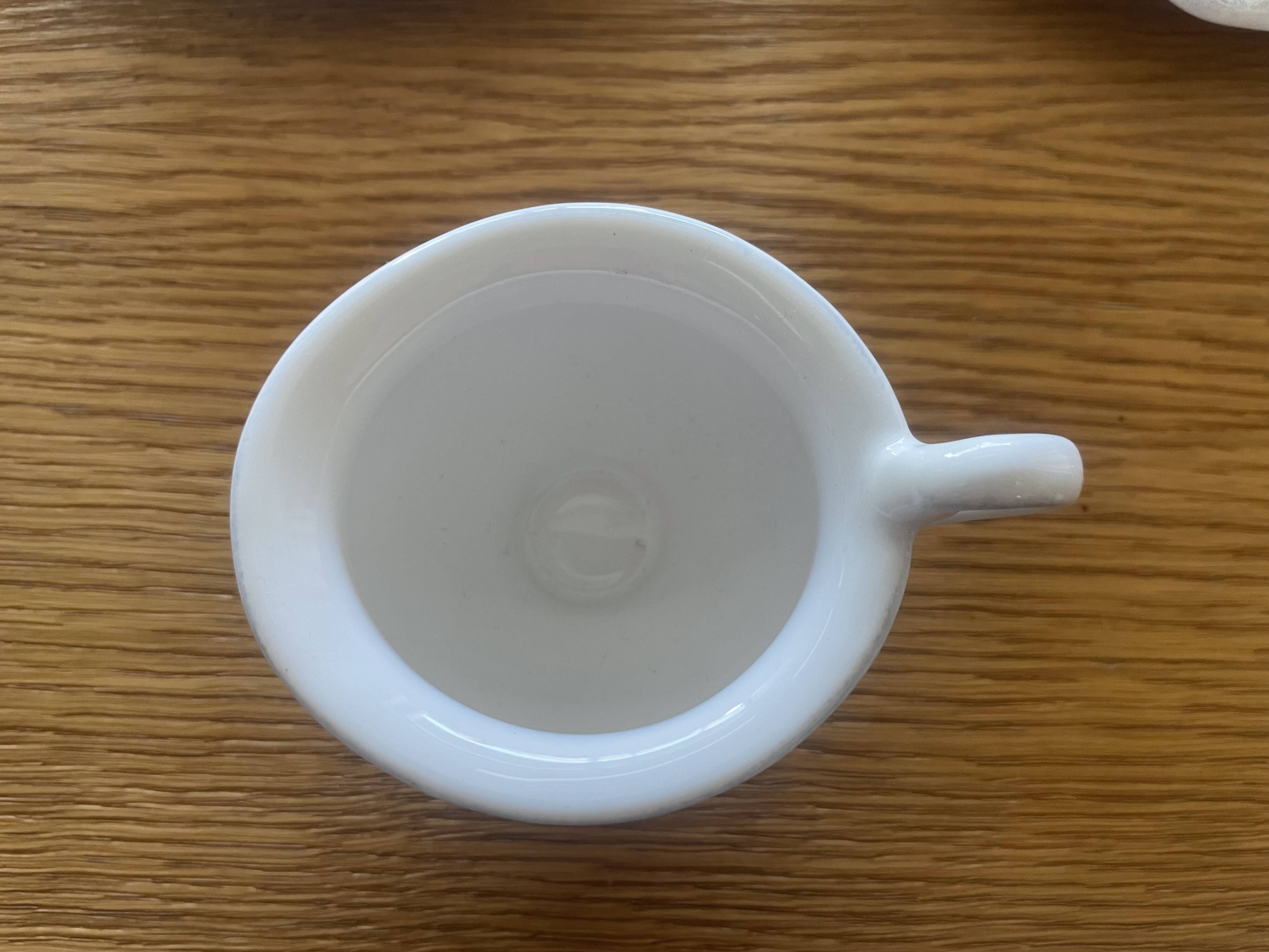 9 tasses à café avec leur soucoupe