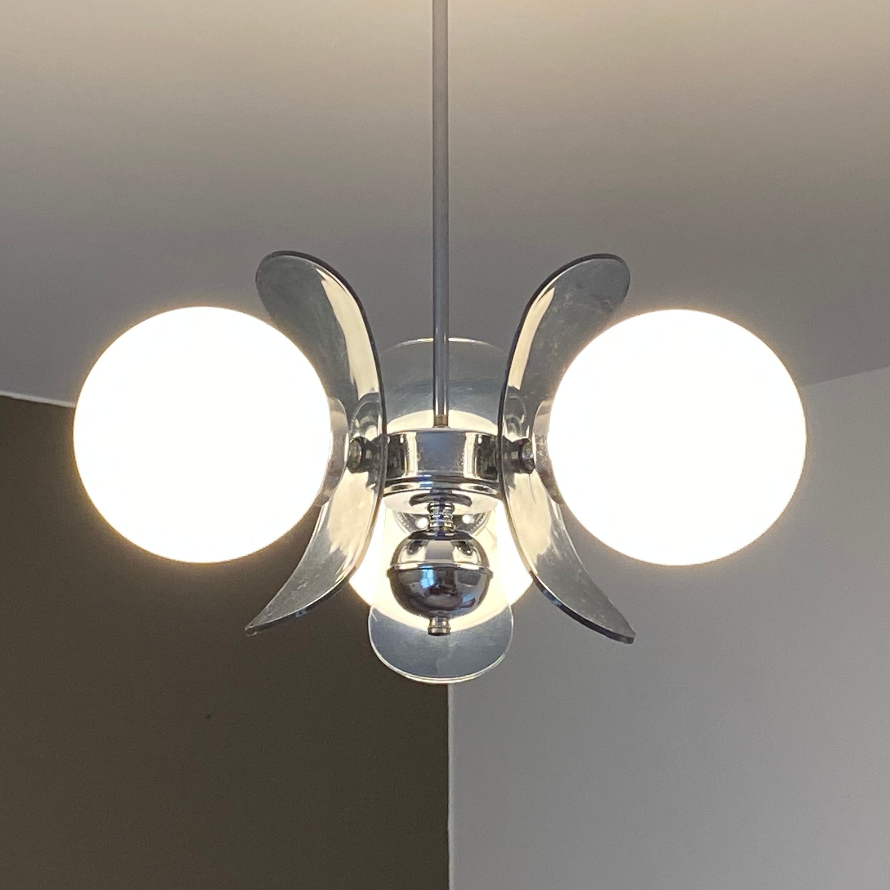 Lustre « spoutnik » 1970 opaline et plexiglass