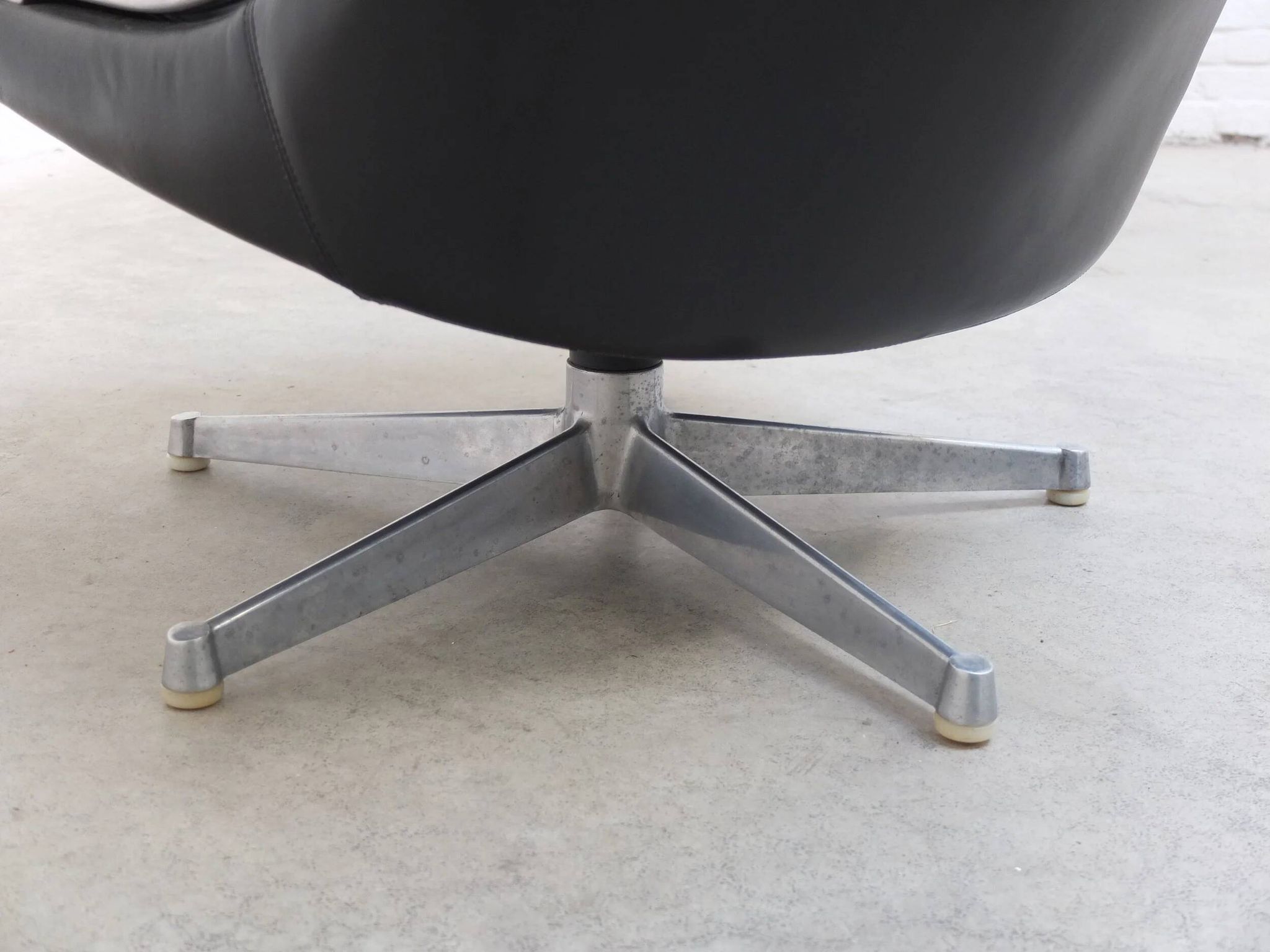 'Gentilina' swivel lounge chair by André Vandenbeuck for Strässle, 1960s