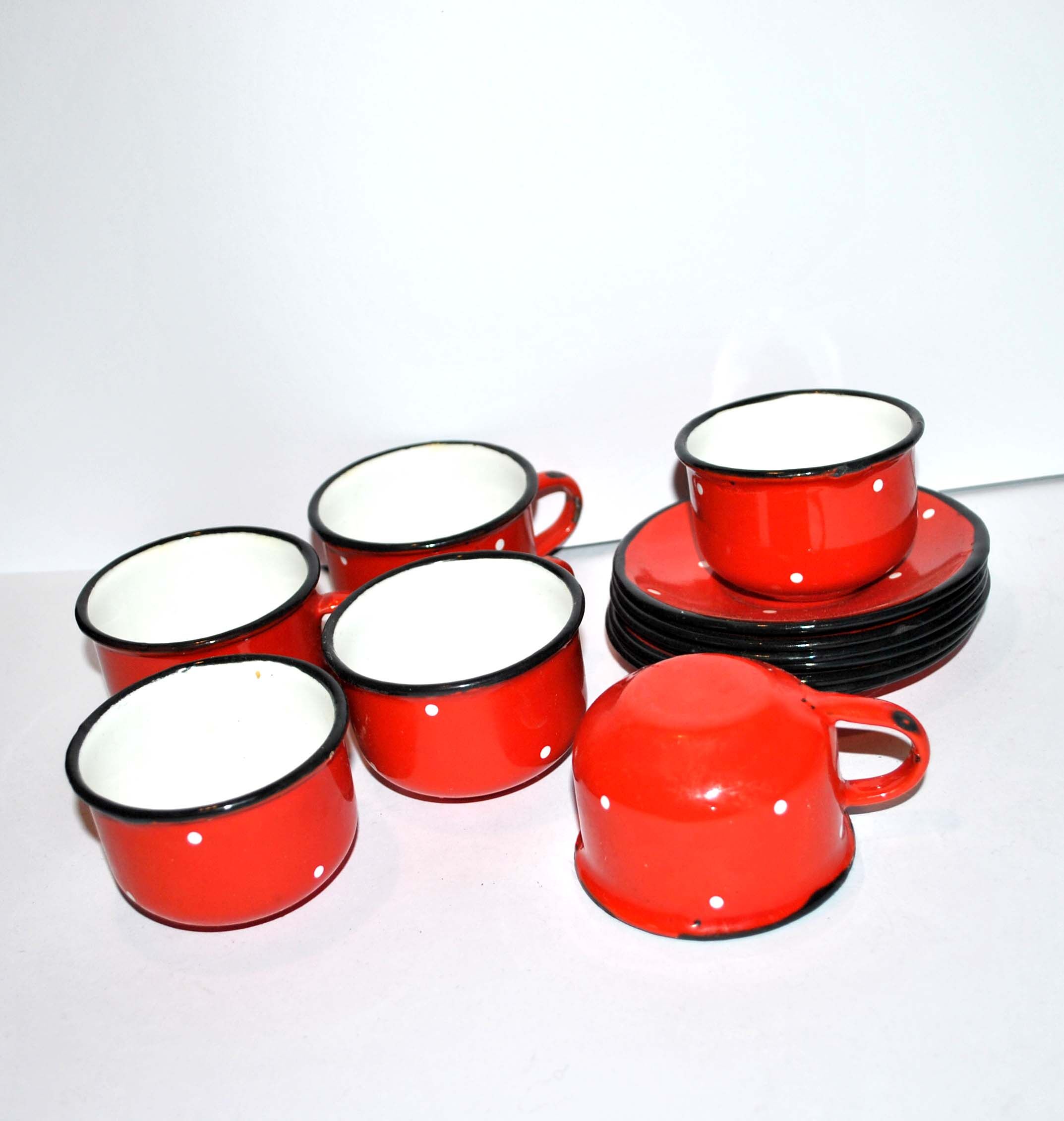 Set of 6 cups in red enamelled metal with vintage polka dots 1950-1960