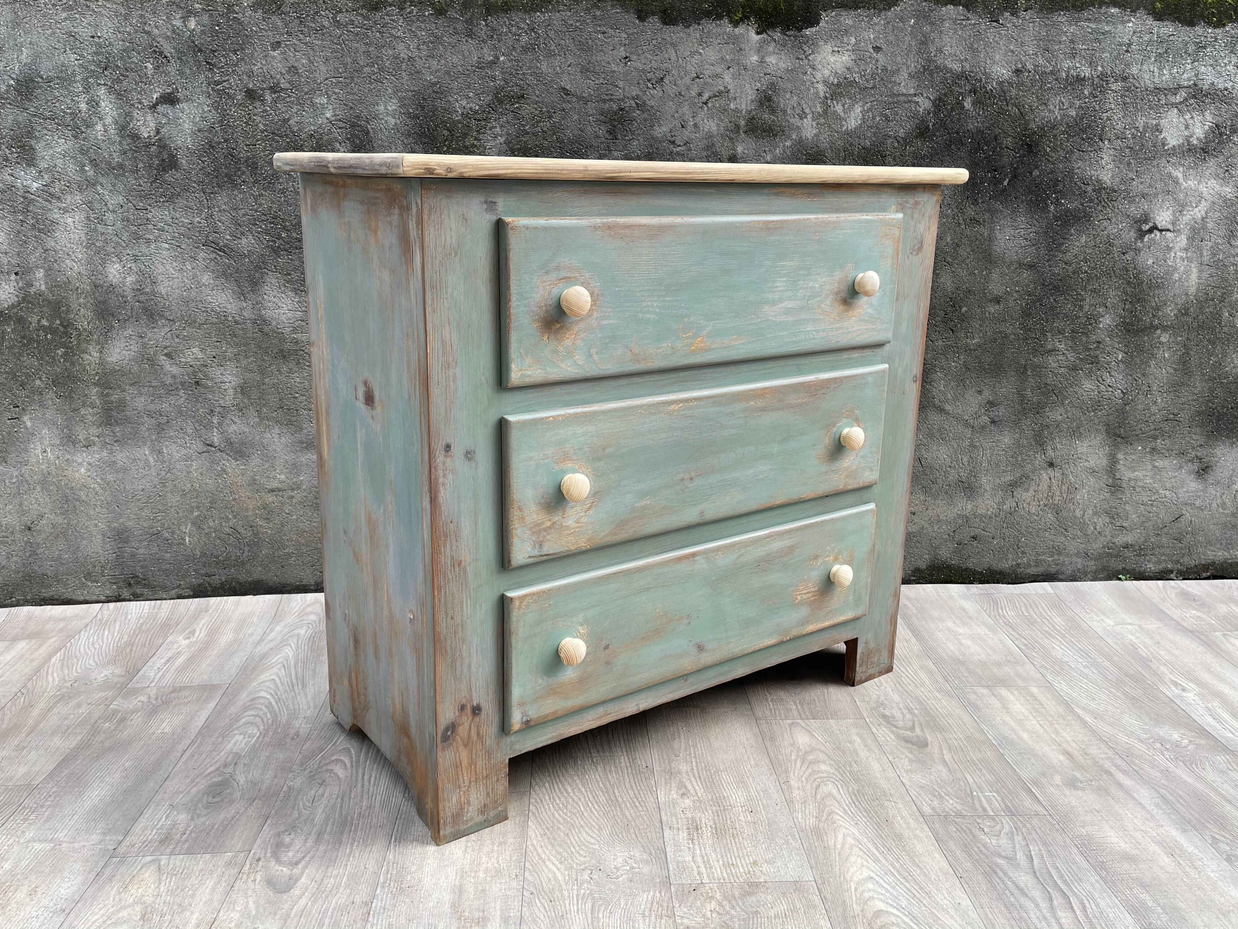 Commode en bois patinée