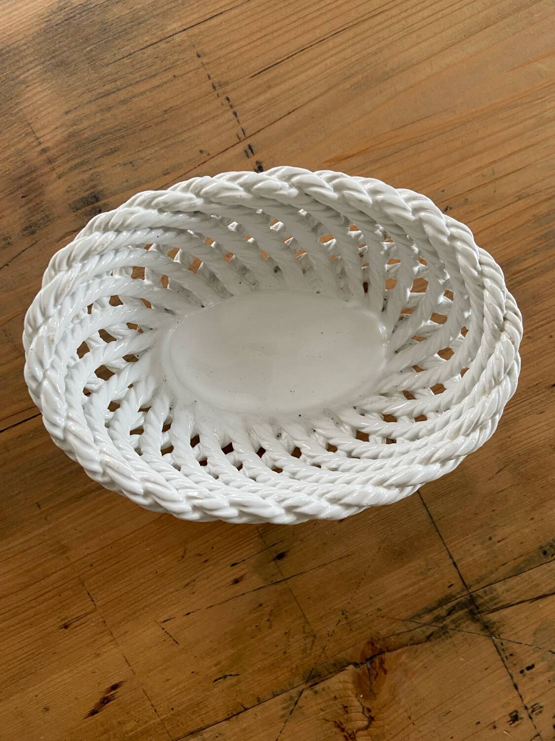 Woven basket in pierced porcelain
