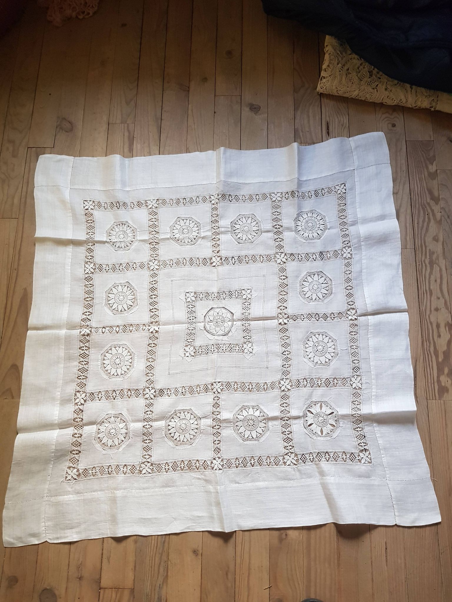 Nappe brodée main