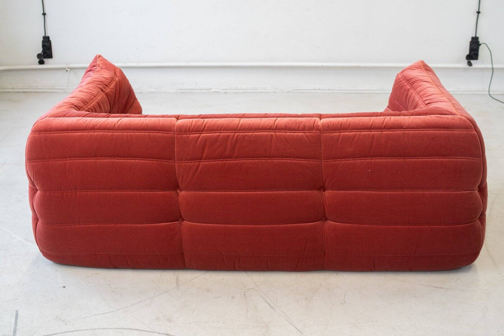 Canapé Togo vintage deux places avec accoudoirs en velours bordeaux par Michel Ducaroy pour Ligne Roset, années 1970.