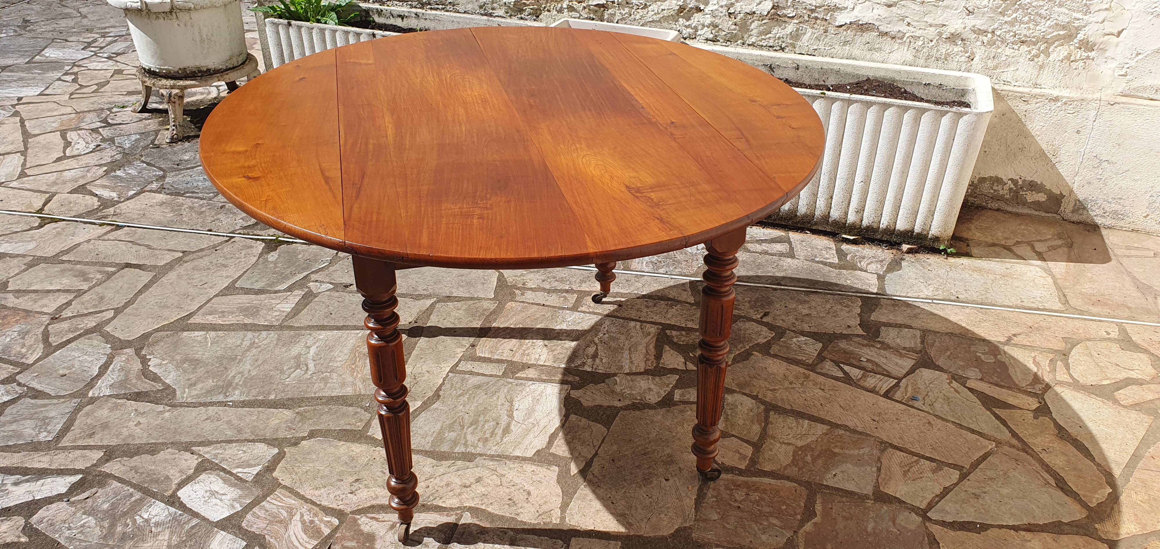 Round oval table with solid cherry leaves, 19th century