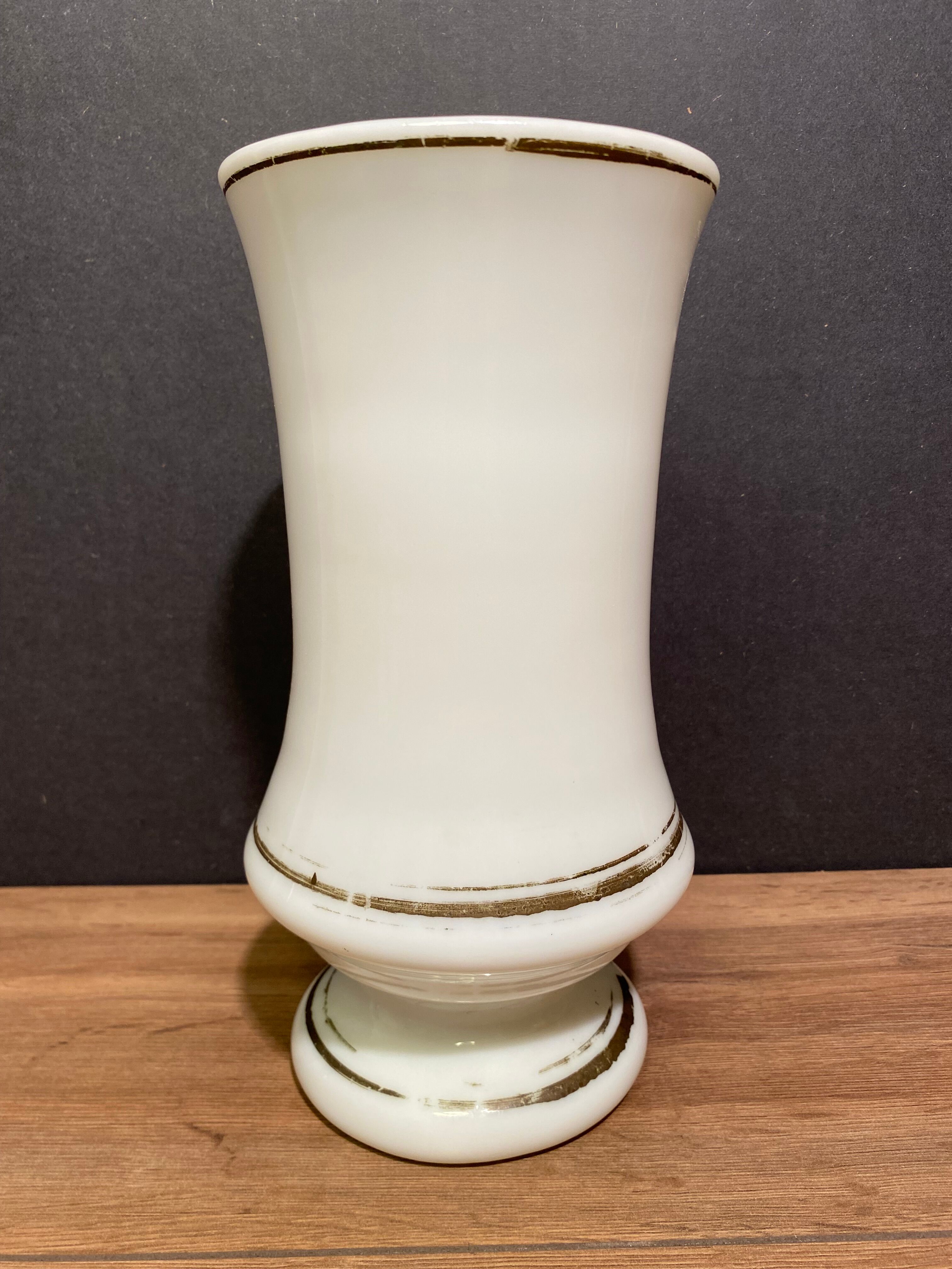 Vase on pedestal in white opaline nineteenth