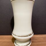 Vase sur piédouche en opaline blanche XIXe
