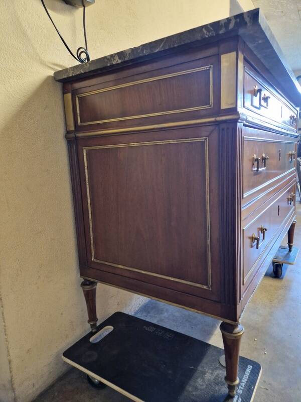 Mahogany commode with mahogany veneer from the Louis XVI period - late 18th century.