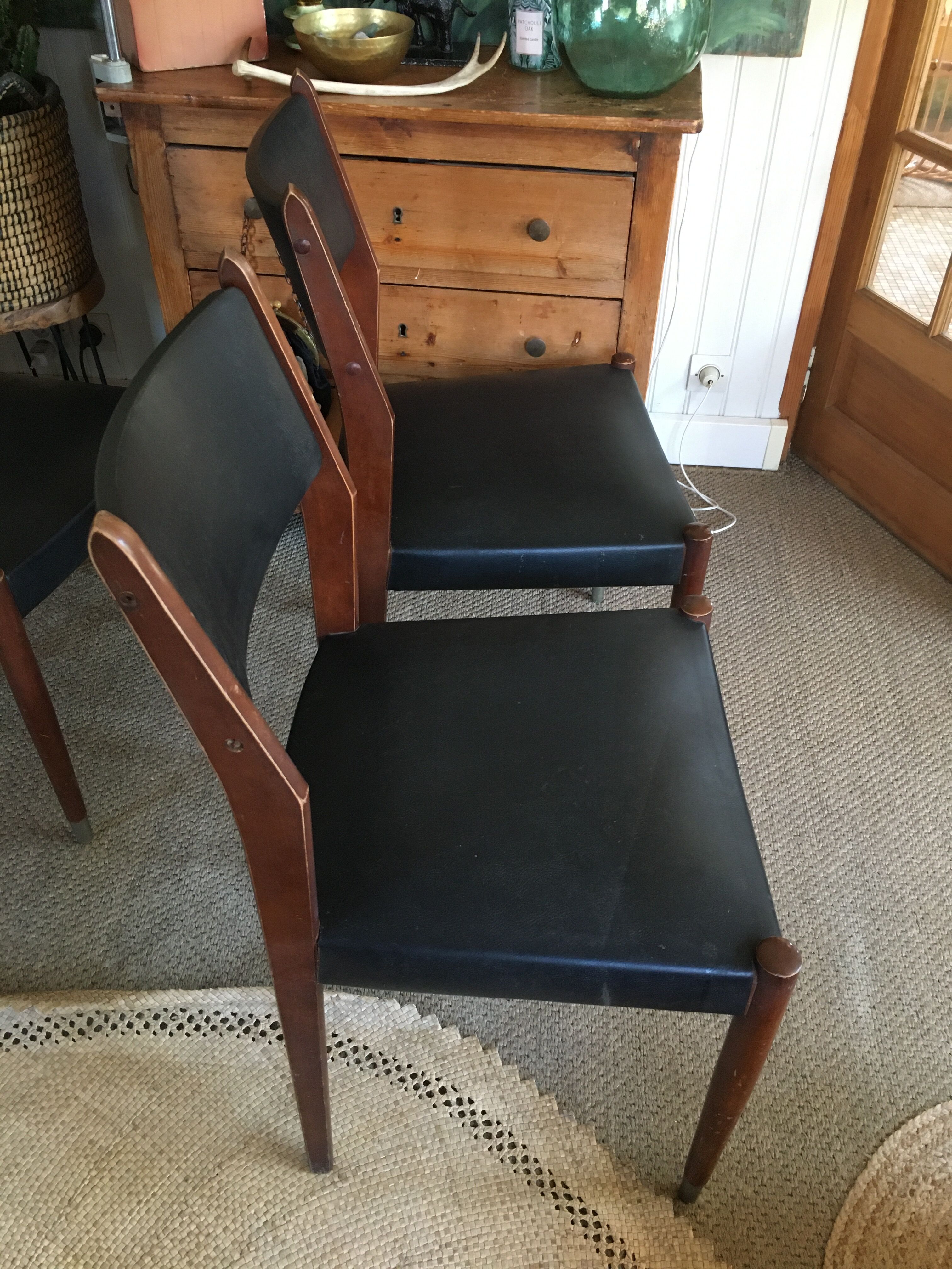 Series of 3 chairs
