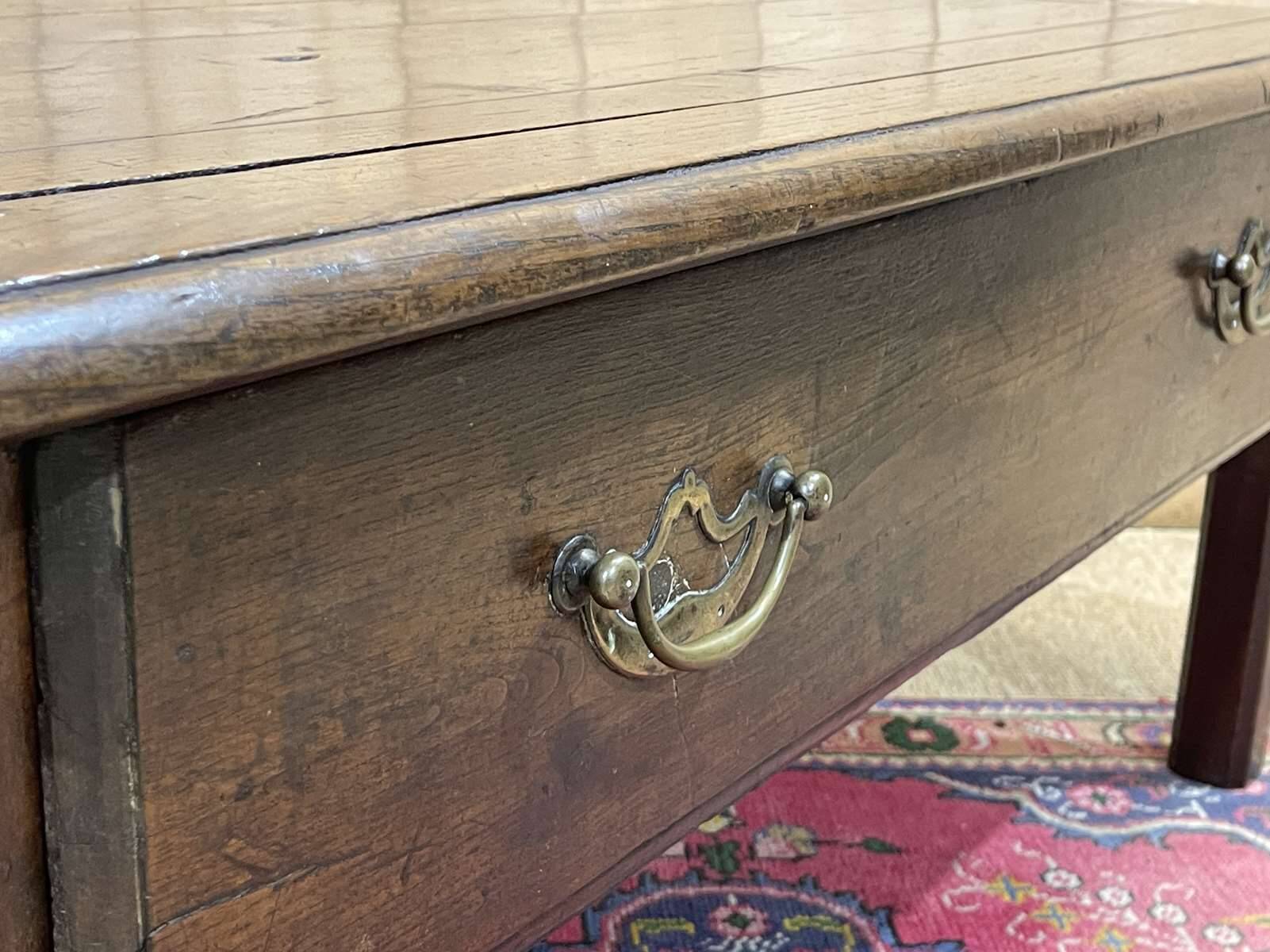 Table basse en chêne du 19ème avec un grand tiroir