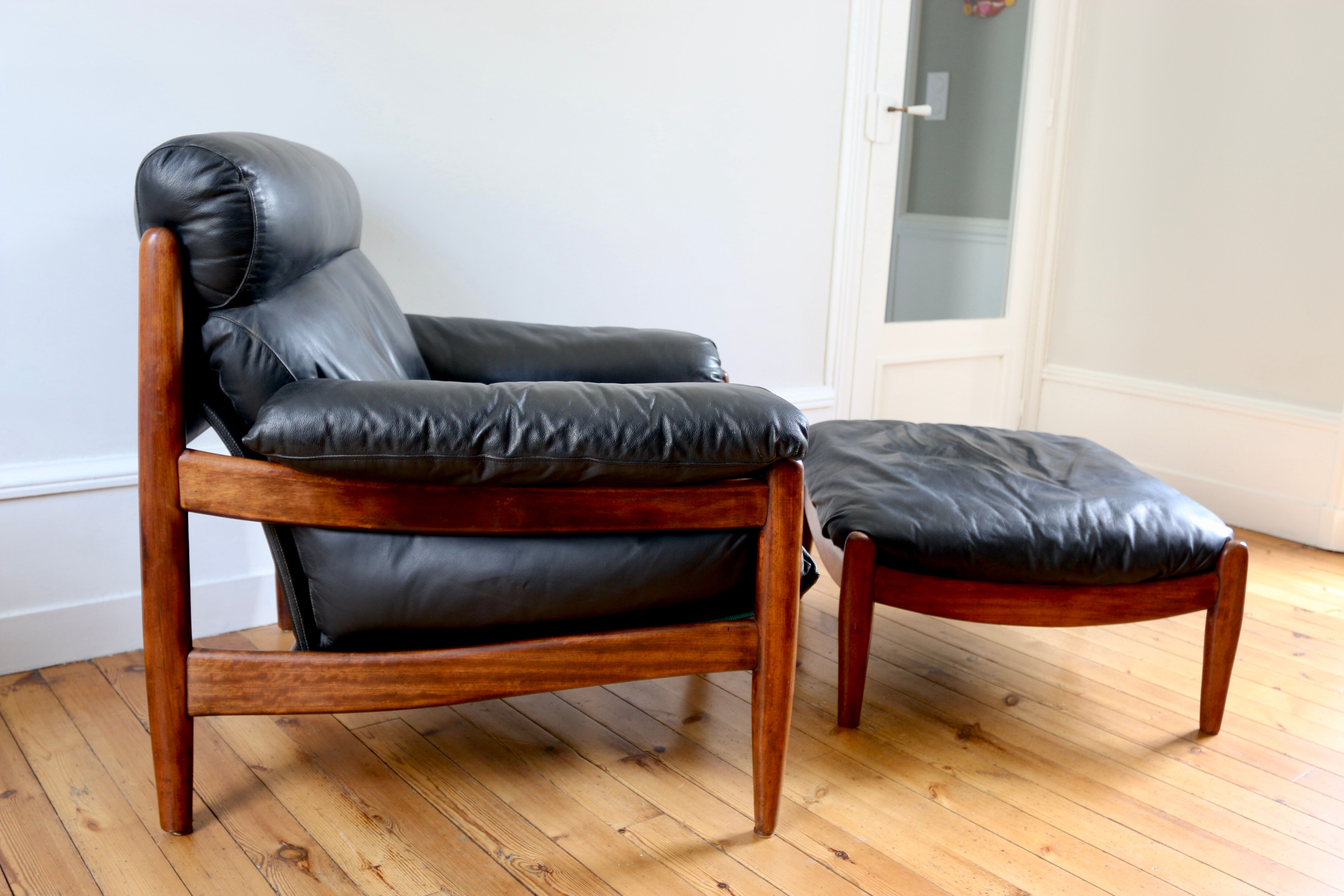 Fauteuil lounge et ottoman scandinave vintage cuir 1960
