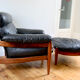 Fauteuil lounge et ottoman scandinave vintage cuir 1960